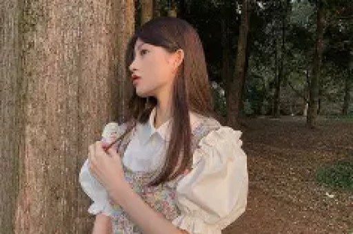 许戈辉现状：57岁染紫发满脸憔悴富豪老公不在女儿也独居国外