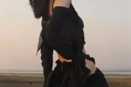 IU与边佑锡在《完美王冠》片场练习华尔兹与吻戏的趣味花絮！